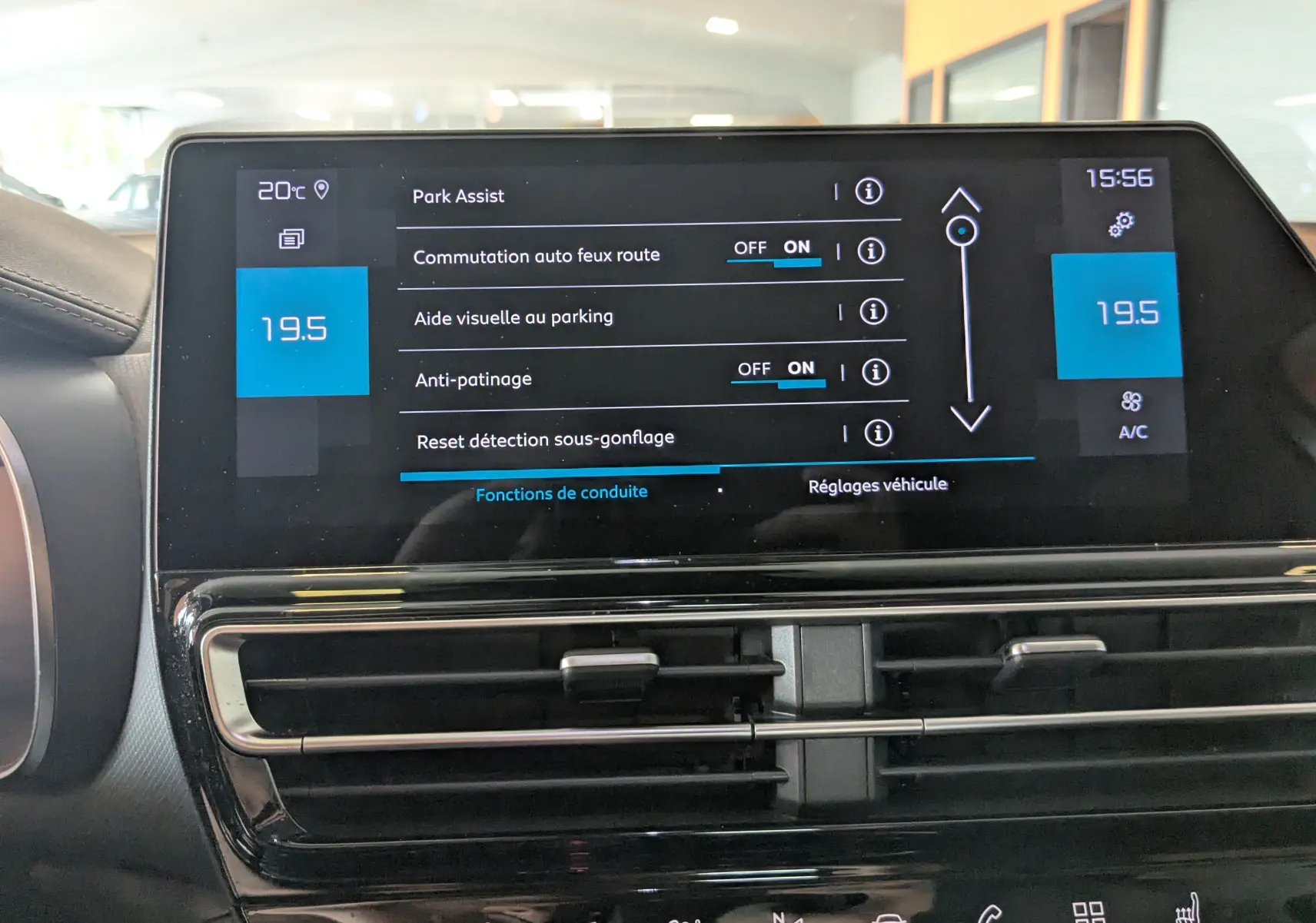 Écran central tactile du tableau de bord du Citroën C5 Aircross gris artens, affichant les réglages d’aide à la conduite.