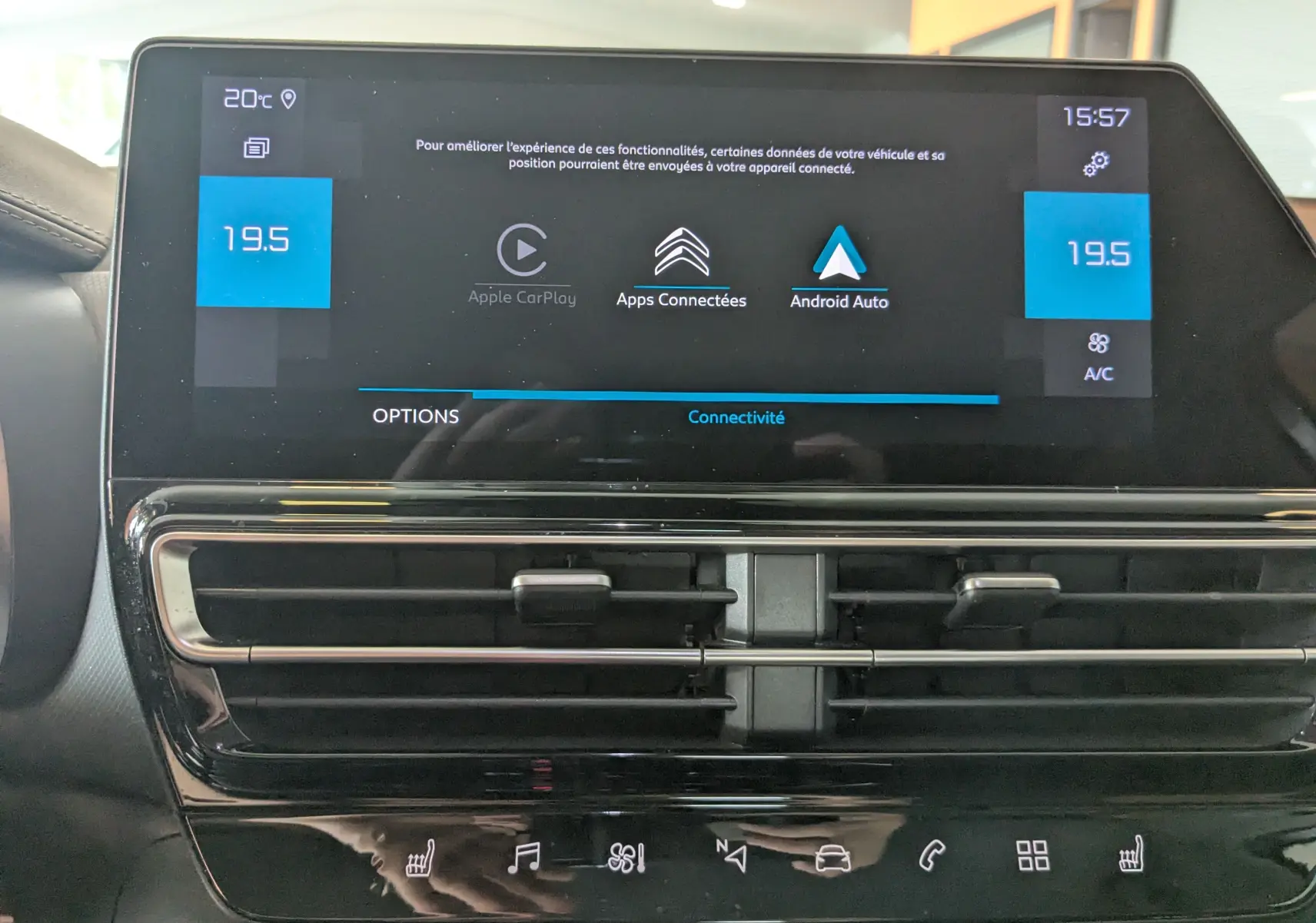 Écran tactile central du Citroën C5 Aircross 2024 gris Artens, affichant la connectivité Apple CarPlay et Android Auto.