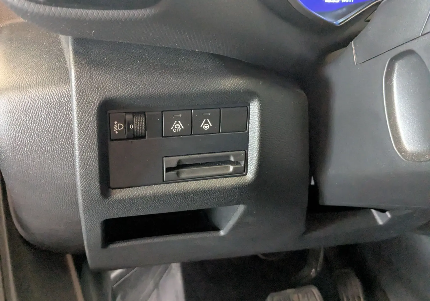 Vue intérieure du tableau de bord côté gauche du Citroën C5 Aircross gris Artens, avec commandes d'assistance à la conduite.