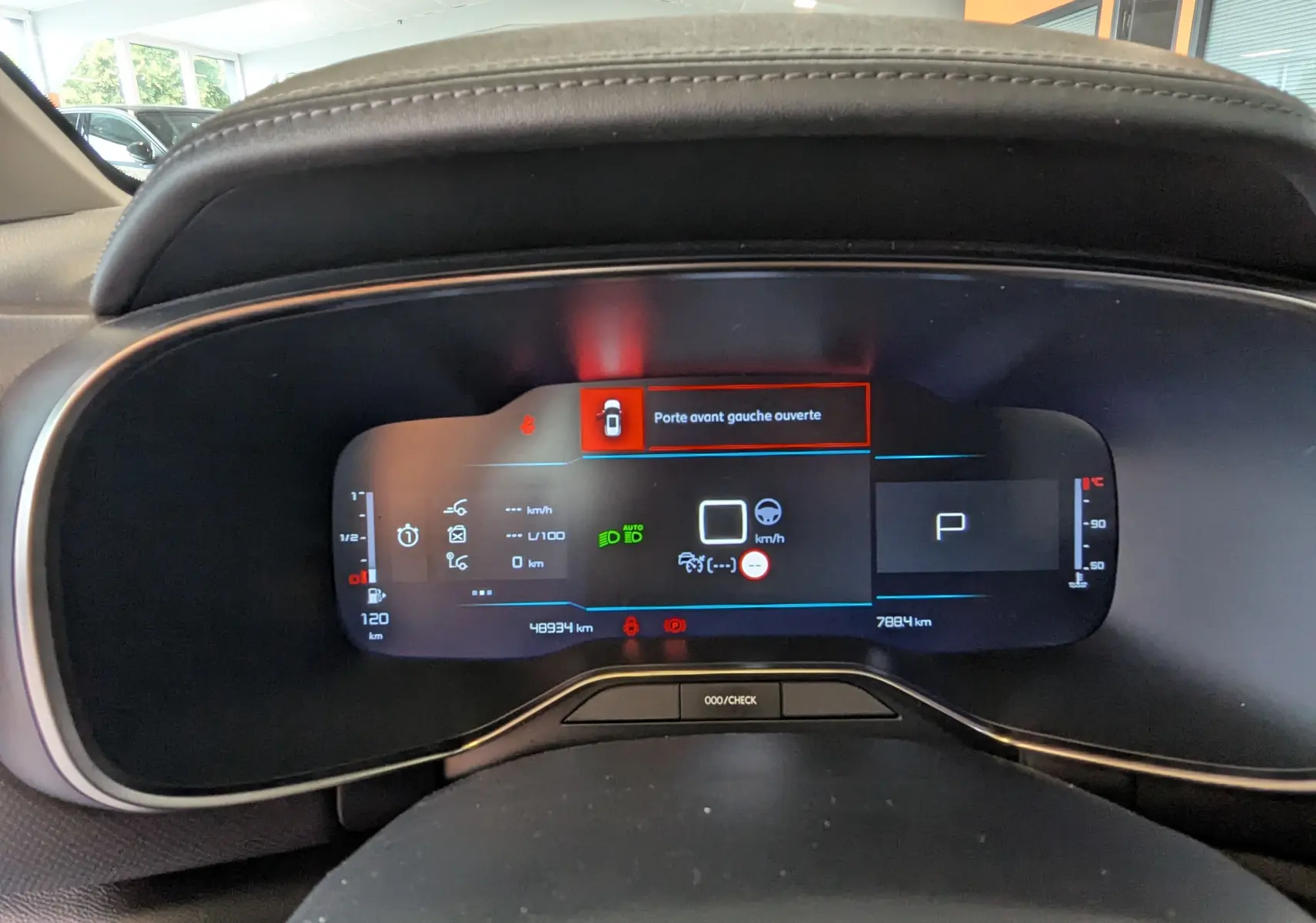 Tableau de bord numérique du Citroën C5 Aircross 2024 affichant une alerte de porte avant gauche ouverte.