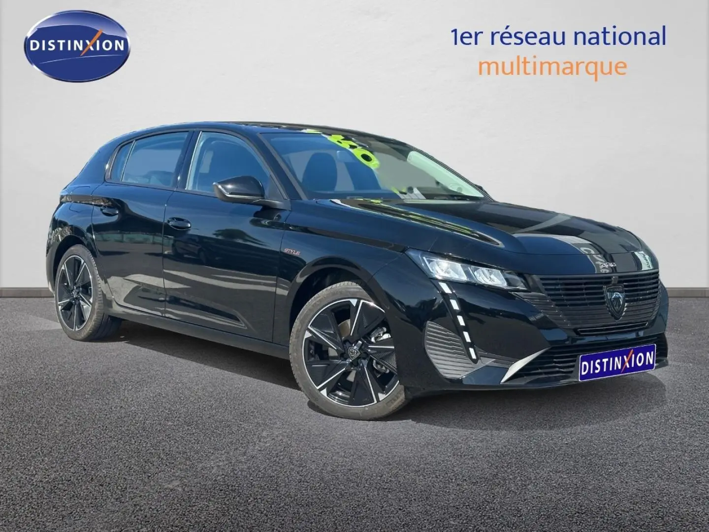 Peugeot e-308 Style noir Perla Nera vue 3/4 avant droit, avec jantes alliage et feux LED verticaux distinctifs.