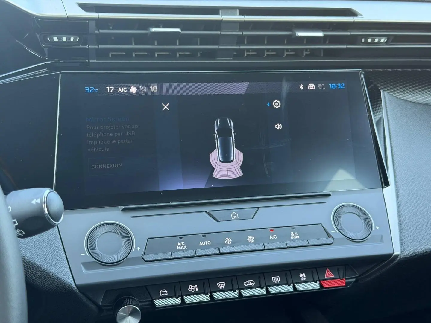 Vue rapprochée de l’écran tactile central et des commandes de climatisation de la Peugeot 308 e-308 noir Perla Nera.