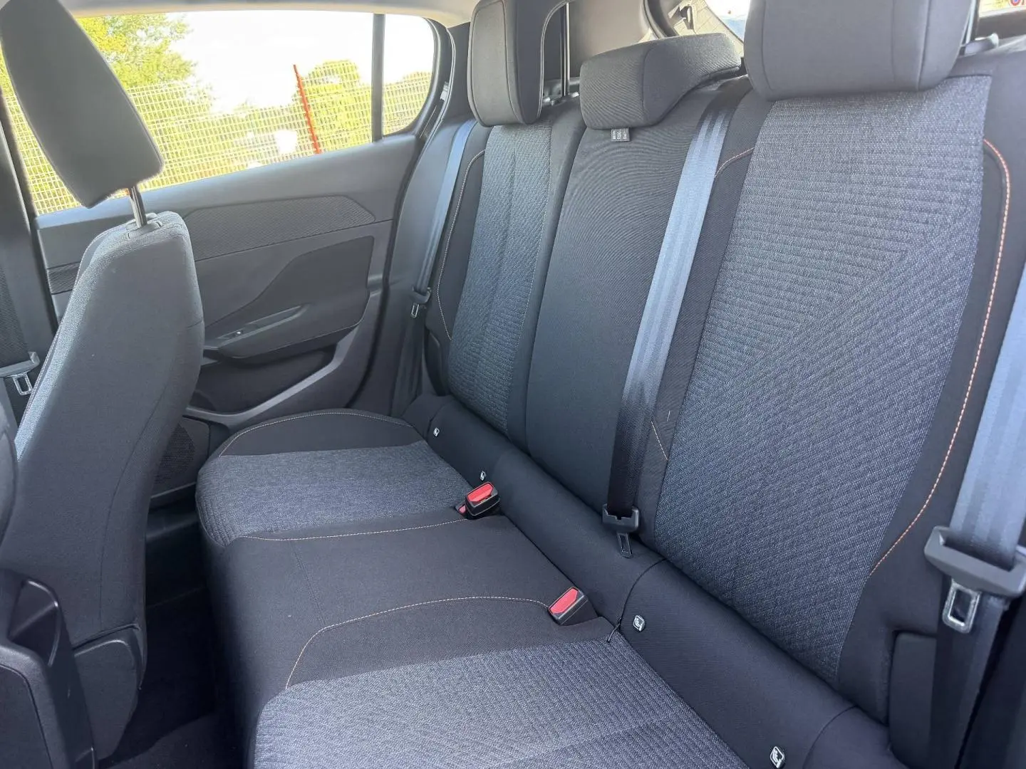 Vue intérieure côté droit des sièges arrière en tissu gris et noir de la Peugeot 308 e-308 2025 Noir Perla Nera.