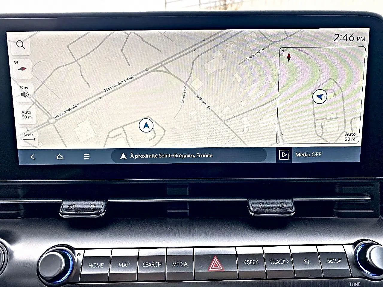 Écran tactile central du Hyundai Kona 2025 affichant la navigation, vue intérieure du tableau de bord.