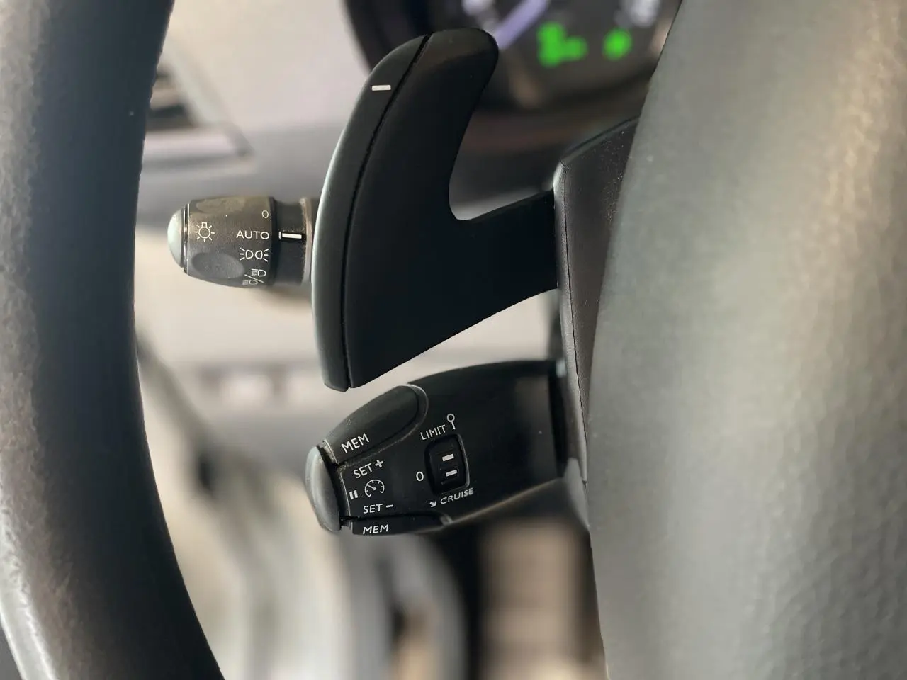 Gros plan sur les commandes au volant du Opel Vivaro blanc, mettant en valeur le régulateur de vitesse et les fonctions associées.