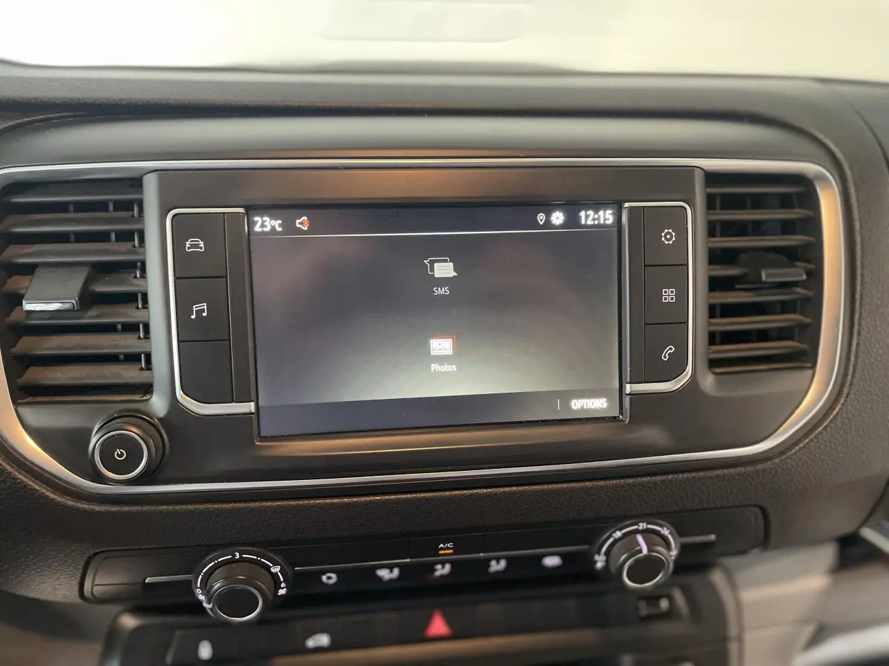 Écran tactile central du tableau de bord de l’Opel Vivaro blanc, avec commandes de climatisation en dessous.