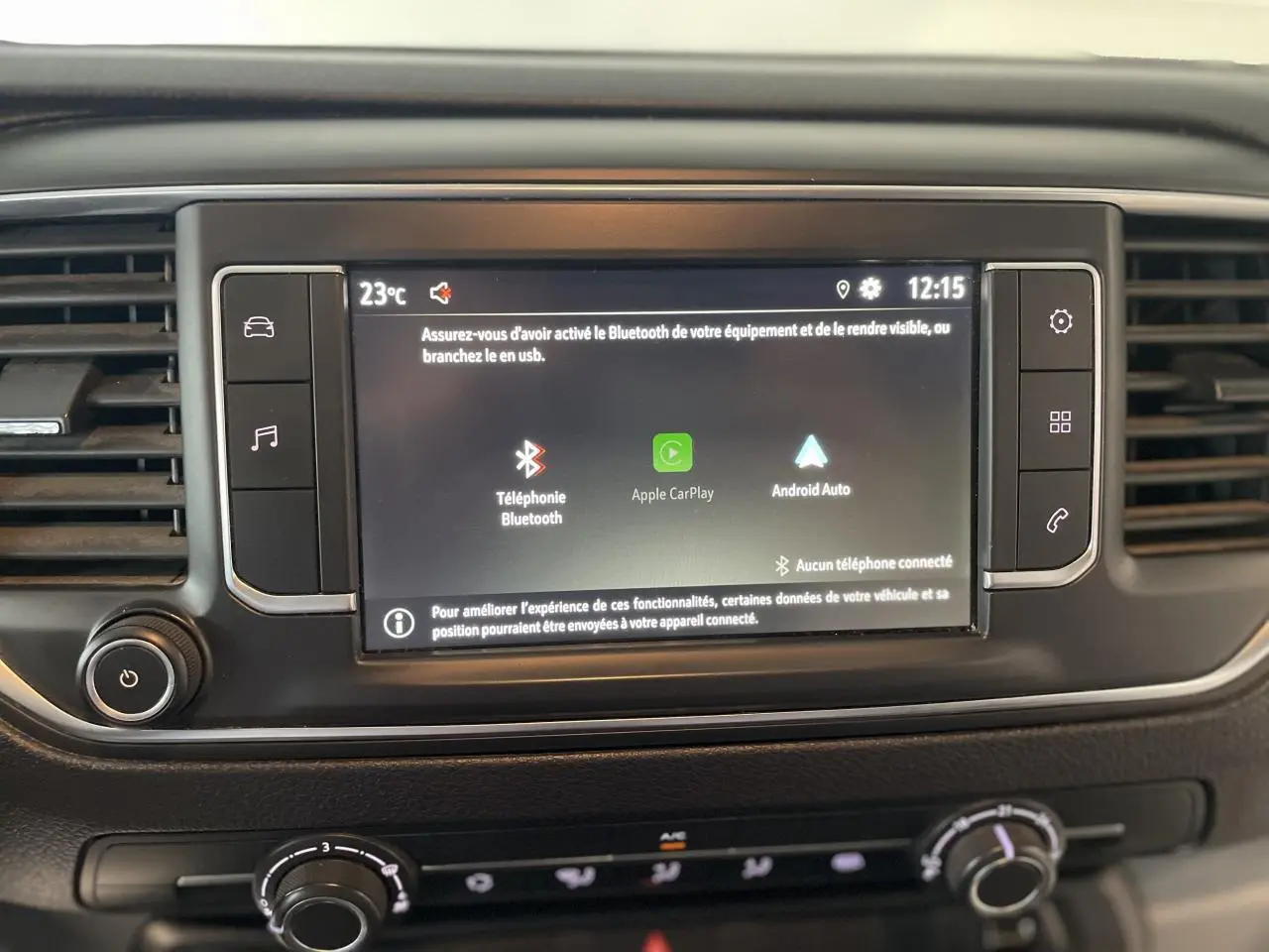 Écran tactile central du tableau de bord de l'Opel Vivaro blanc, affichant les options Bluetooth, Apple CarPlay et Android Auto.