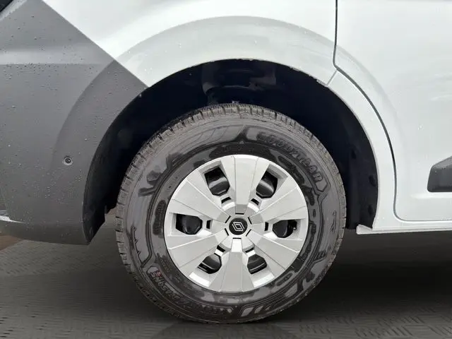 Gros plan sur la roue avant droite du Renault Master blanc 2025 avec enjoliveur argenté et pneu tous temps Goodyear.