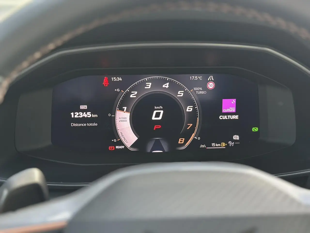 Tableau de bord numérique du CUPRA Formentor gris, affichant le compteur central et les informations de conduite.