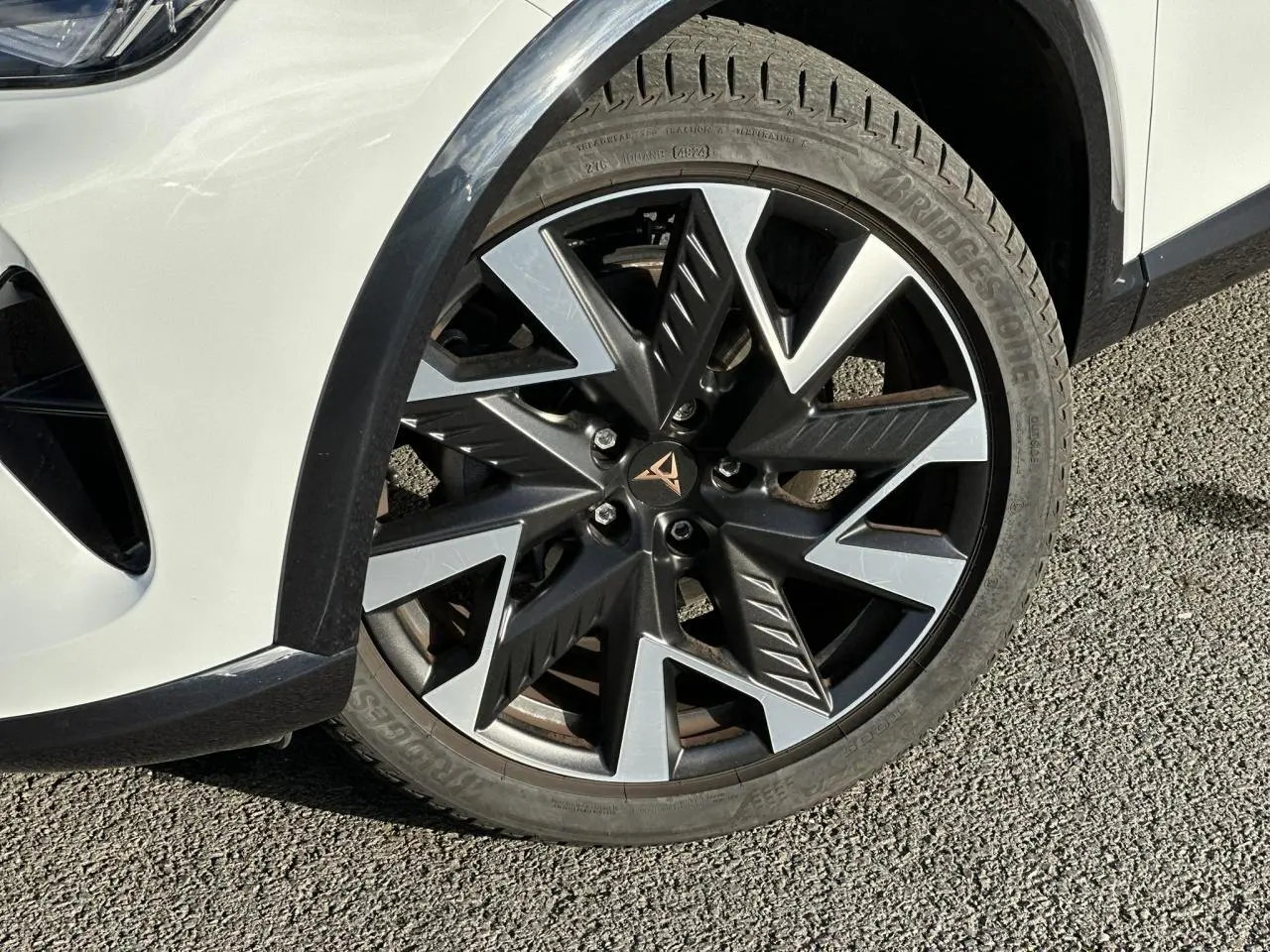 Gros plan sur la jante alliage 19'' Sandstorm côté avant droit du CUPRA Formentor gris magnétique.