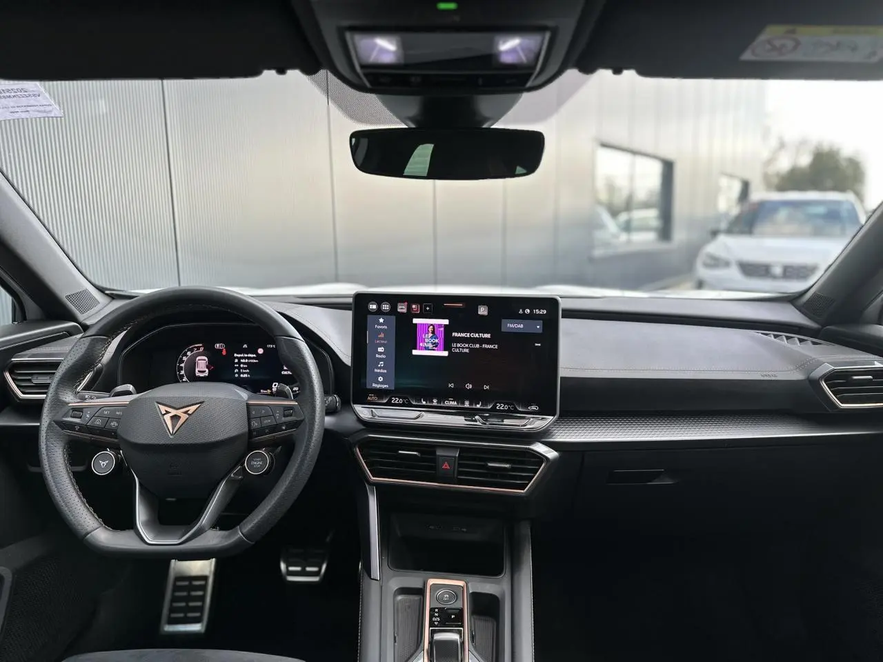 Vue intérieure avant du CUPRA Formentor gris Magnétique 2025, volant Supersports et écran tactile central HD 12,9 pouces.