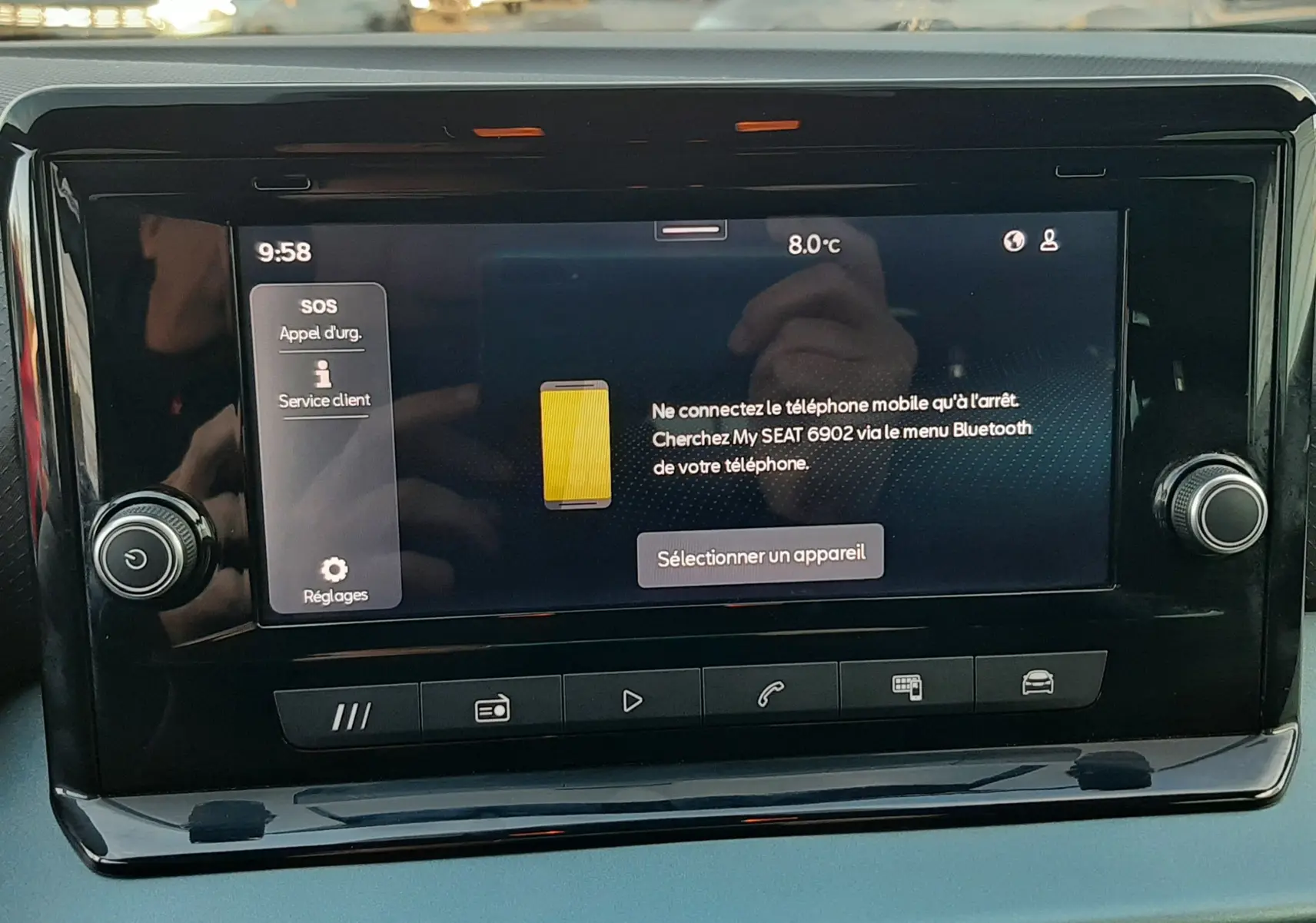 Écran tactile central du tableau de bord du SEAT Arona 2025, affichant le menu Bluetooth, intérieur noir.