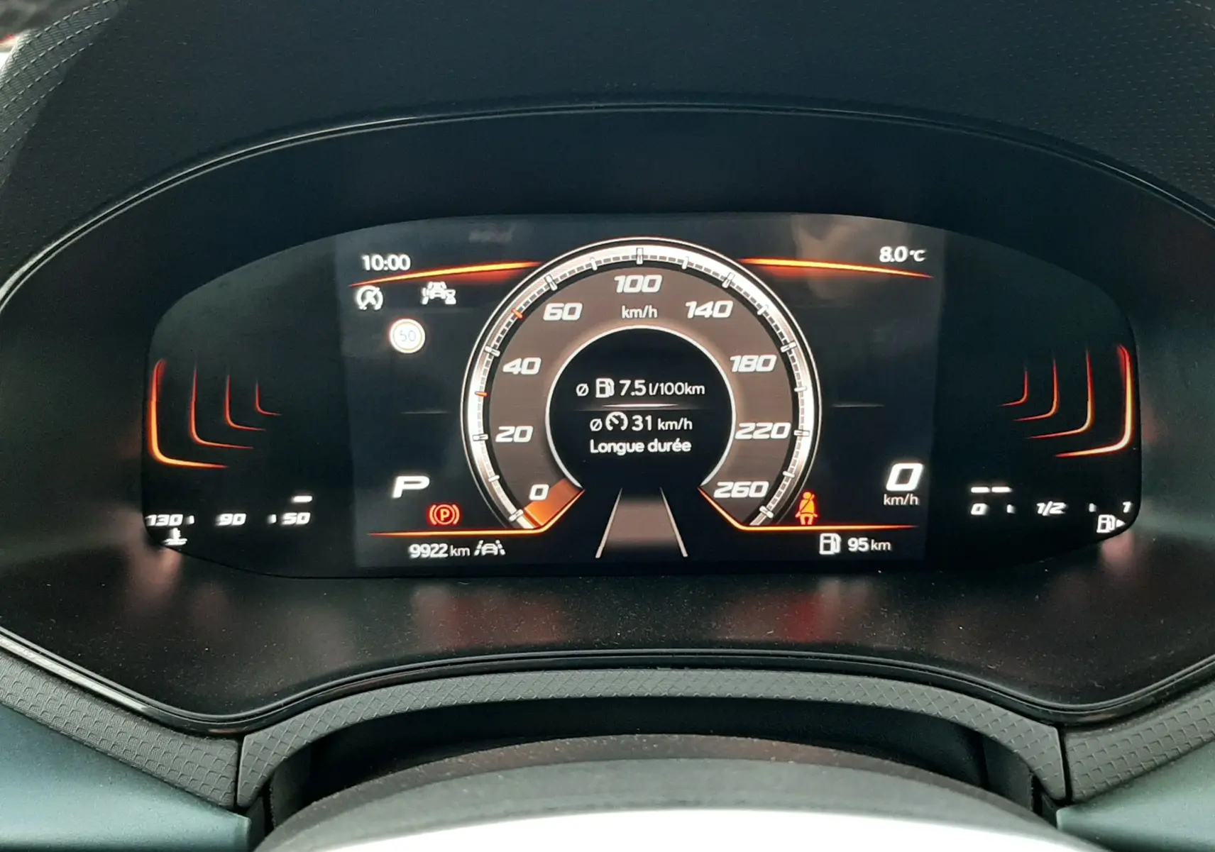 Vue rapprochée du tableau de bord numérique du SEAT Arona 2025, affichage clair avec compteurs et informations de conduite.