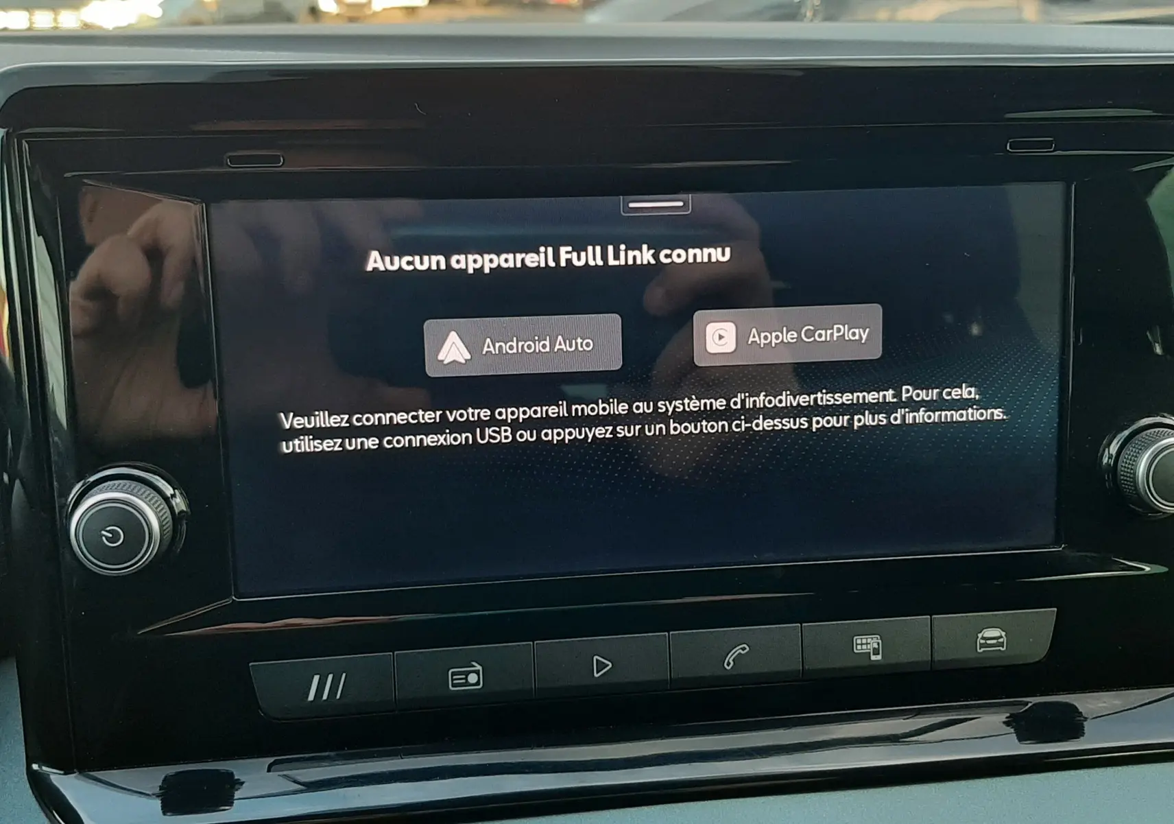 Écran tactile central du tableau de bord du SEAT Arona 2025 affichant les options Android Auto et Apple CarPlay.