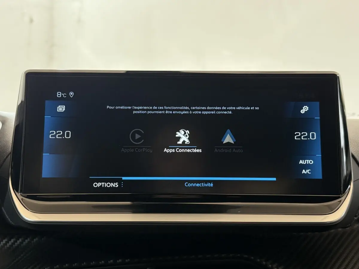Écran tactile central de la Peugeot 2008 gris clair affichant les options Apple CarPlay et Android Auto.