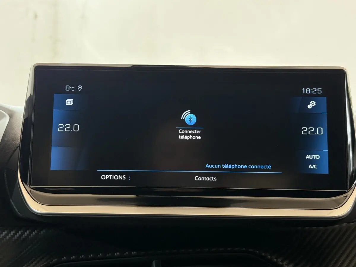 Écran tactile central affichant la connexion Bluetooth et la température à 22°C dans un Peugeot 2008 gris clair.