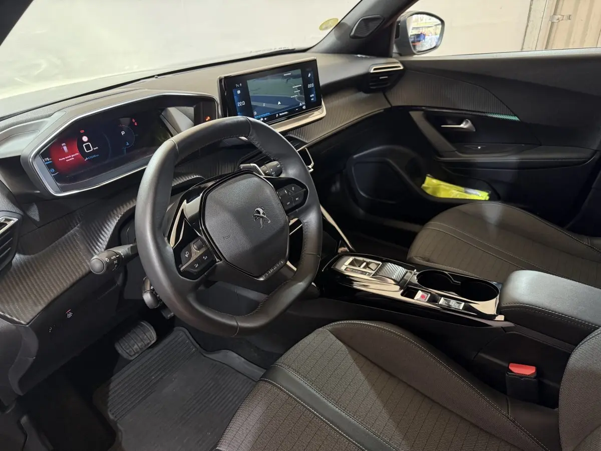 Intérieur noir du Peugeot 2008 2023, vue côté conducteur, tableau de bord numérique et écran tactile central.
