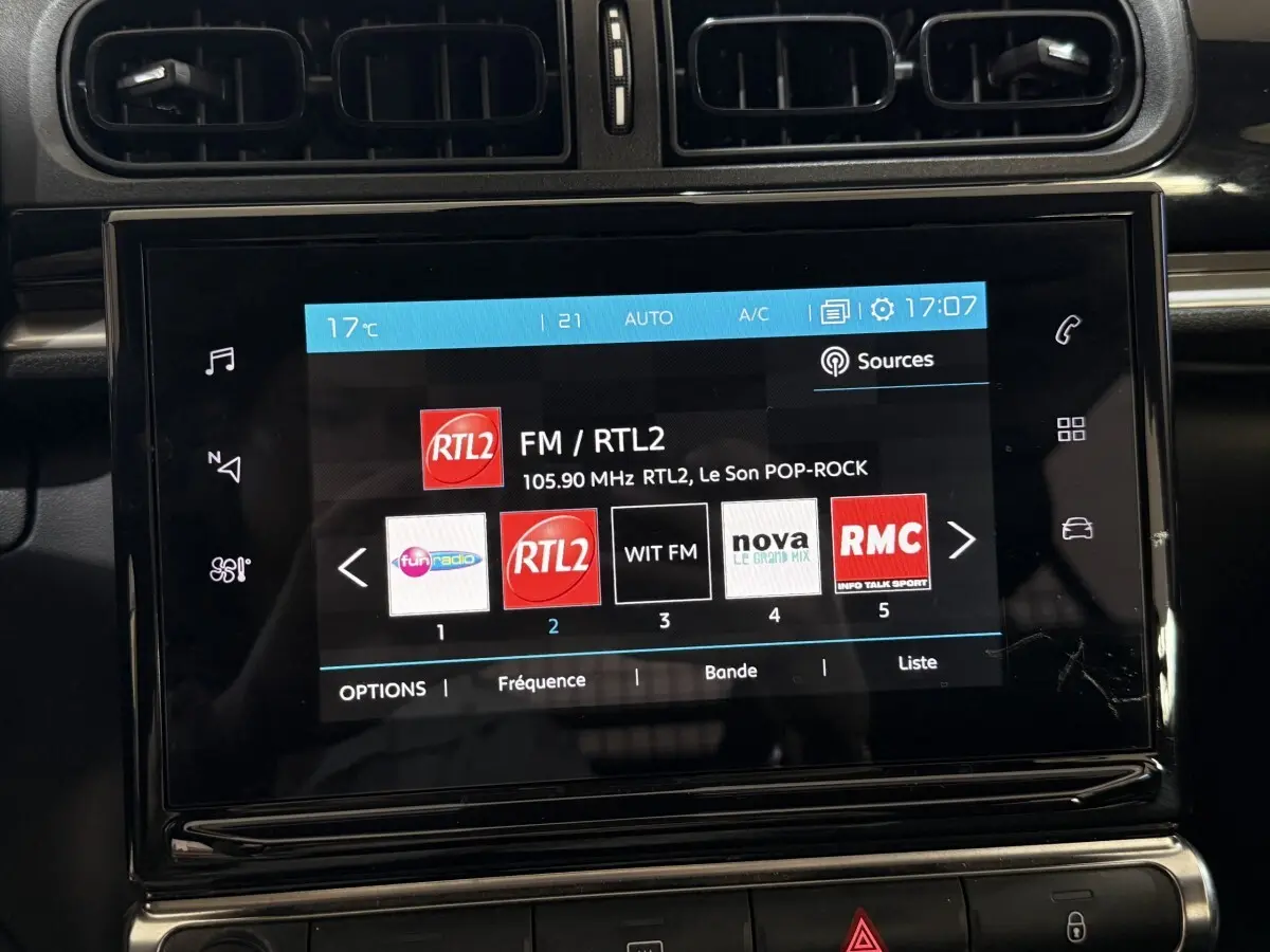 Écran tactile central de la Citroën C3 blanche de 2021 affichant la radio FM RTL2 à 17h07, vue de face rapprochée.