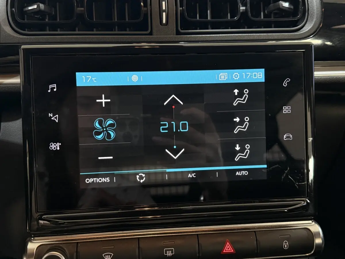 Écran tactile central de la Citroën C3 blanche 2021 affichant la climatisation à 21°C, vue rapprochée intérieure.