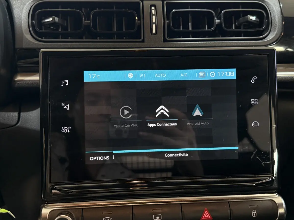 Vue rapprochée de l’écran tactile central de la Citroën C3 blanche, affichant les options Apple CarPlay et Android Auto.
