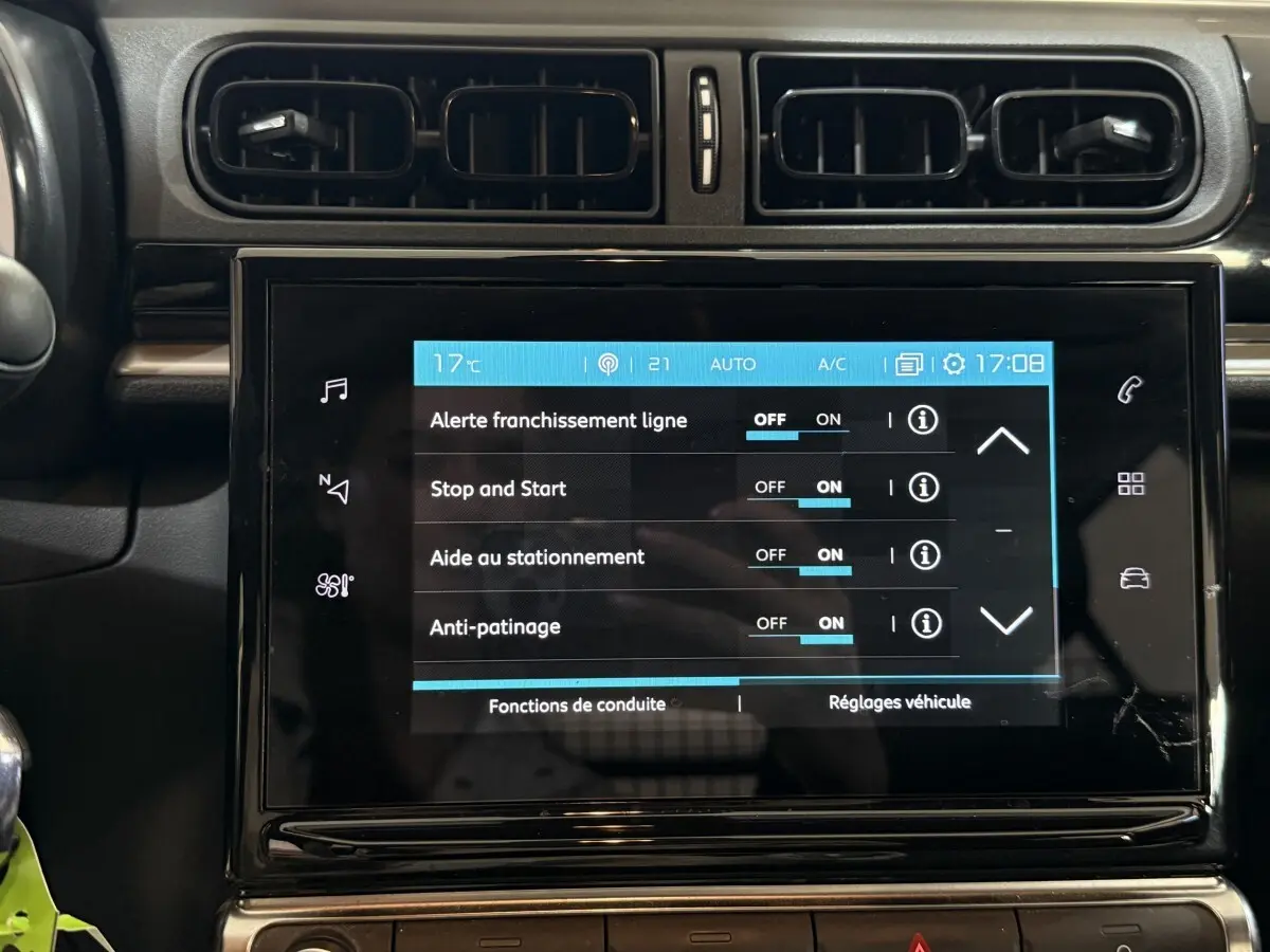 Vue rapprochée de l’écran tactile central et des aérateurs supérieurs du tableau de bord de la Citroën C3 blanche 2021.