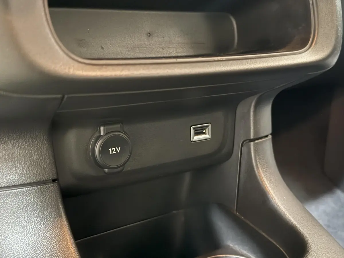 Prise 12V et port USB avant dans l'habitacle noir de la Citroën C3 PureTech 83 S&S BVM Feel Nav 2021.
