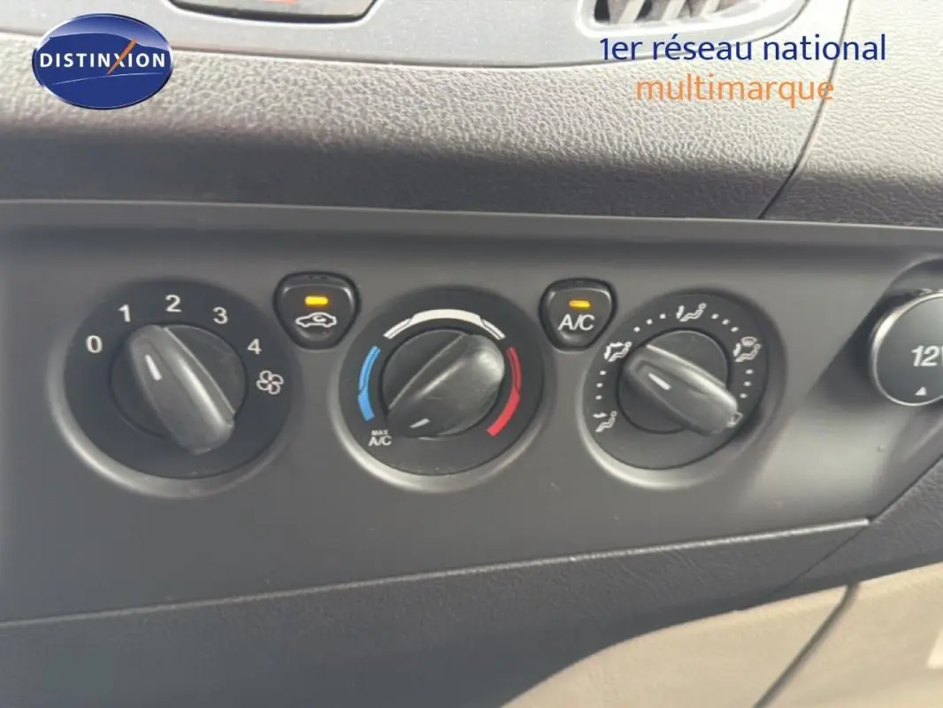 Gros plan sur les commandes de climatisation du Ford Tourneo Custom gris foncé, avec réglages de ventilation et air conditionné.