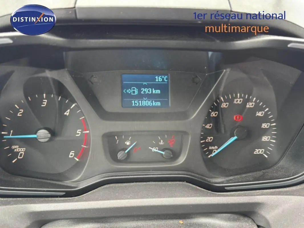Tableau de bord du Ford Tourneo Custom 2015, affichage numérique central avec compteurs analogiques de vitesse et régime moteur.