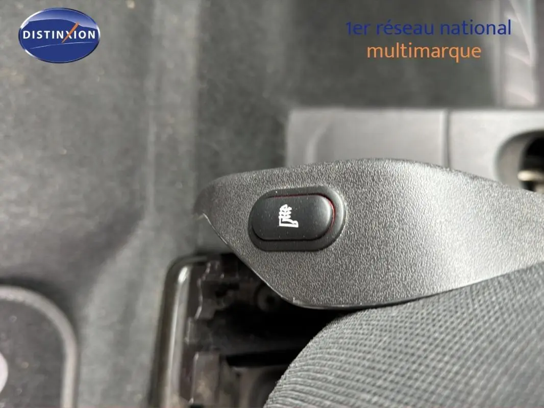 Bouton de réglage de hauteur du volant dans l'habitacle du Ford Tourneo Custom gris foncé, vue rapprochée.