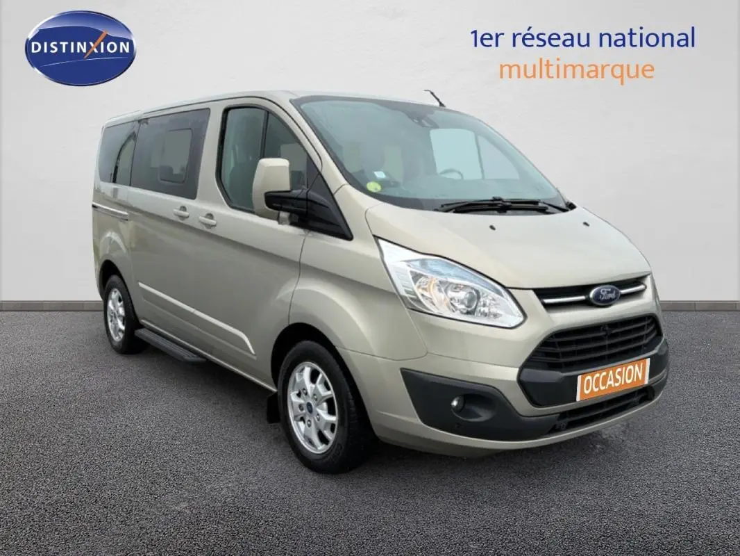 Vue 3/4 avant d'un Ford Tourneo Custom gris clair avec marchepieds et jantes alliage 16 pouces.