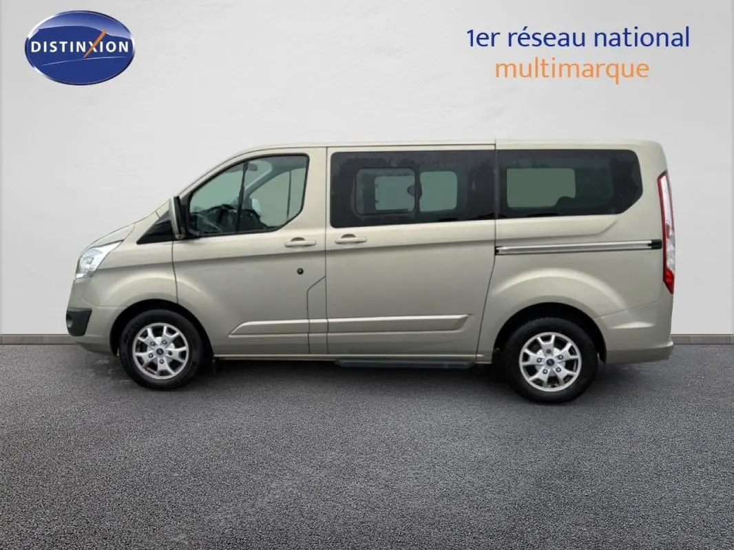 Vue latérale droite d'un Ford Tourneo Custom gris clair avec vitres surteintées et jantes alliage 16 pouces.