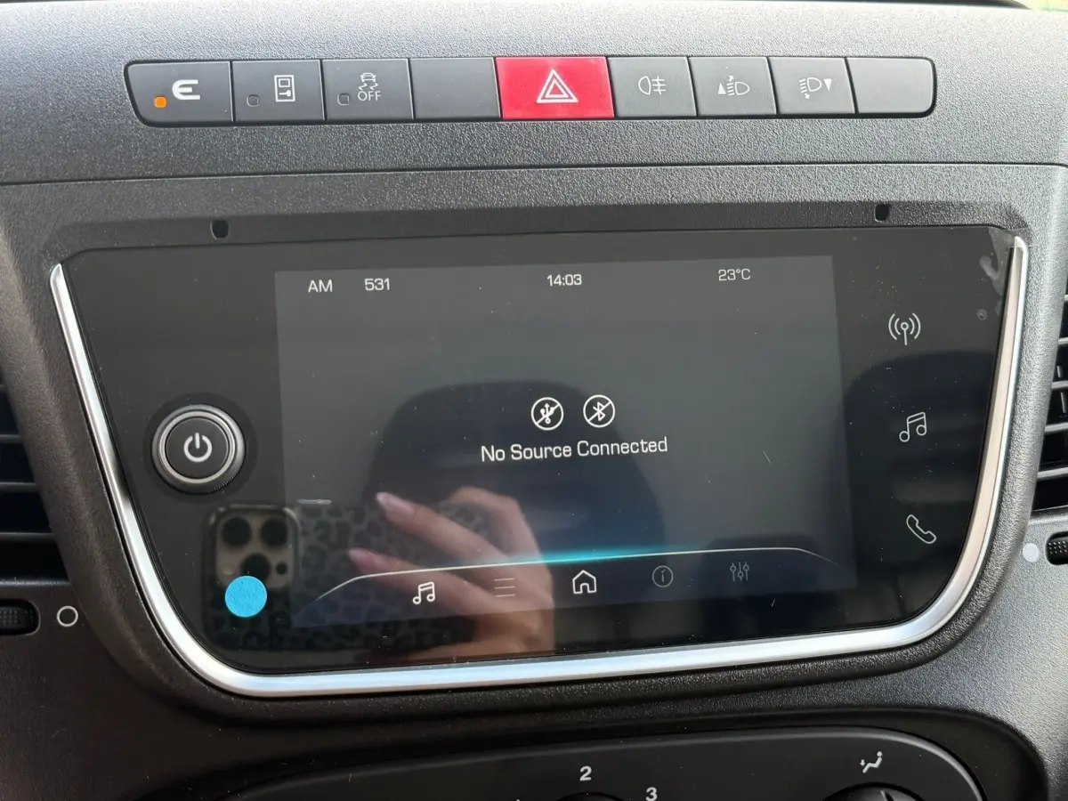 Vue rapprochée de l'écran tactile central et des boutons de commande du tableau de bord du Iveco Daily blanc, version 2026.