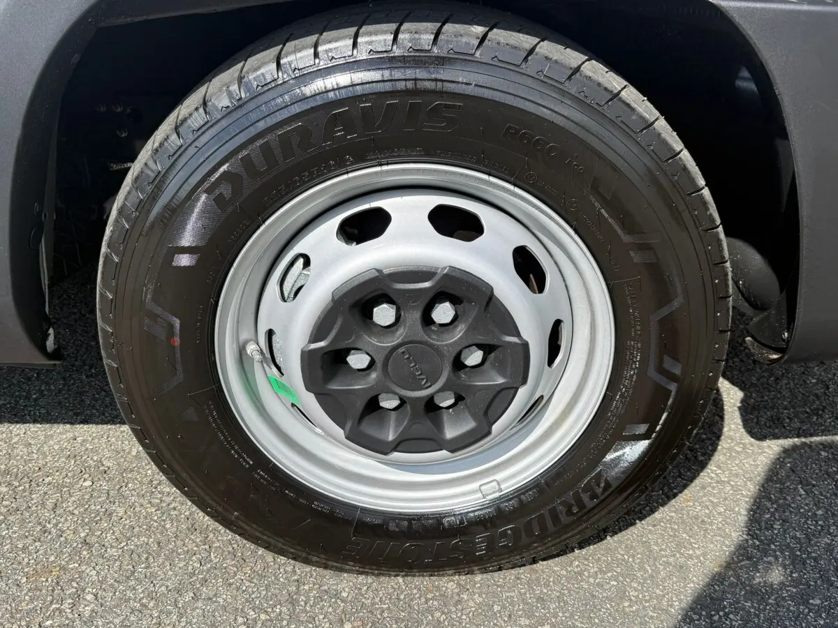 Gros plan sur la roue avant droite du fourgon blanc Iveco Daily 35S18 2026 avec jante acier et pneu Bridgestone.