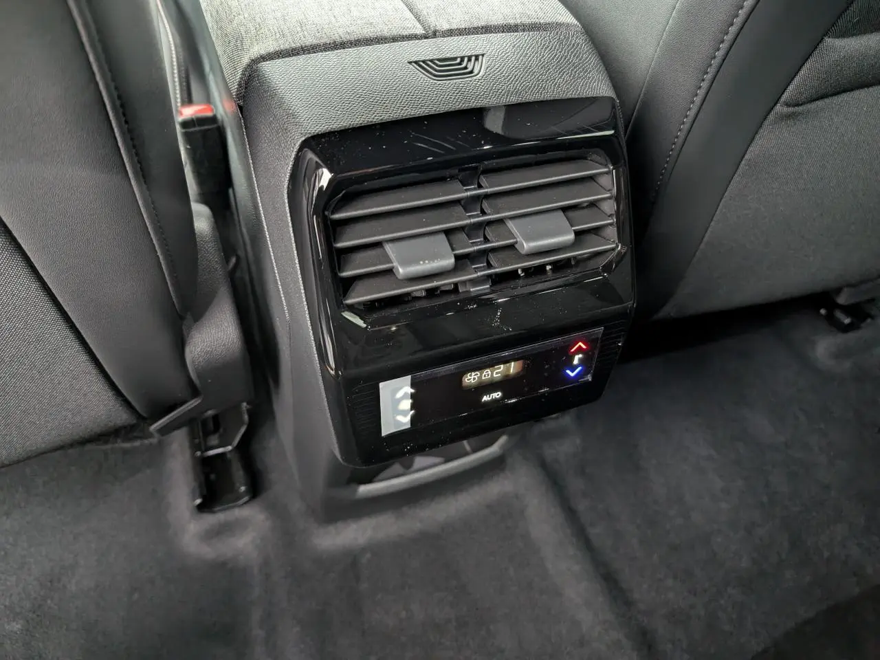 Gros plan sur la console arrière avec bouches d’aération et commandes climatisation digitale du Peugeot 5008 gris Artense.