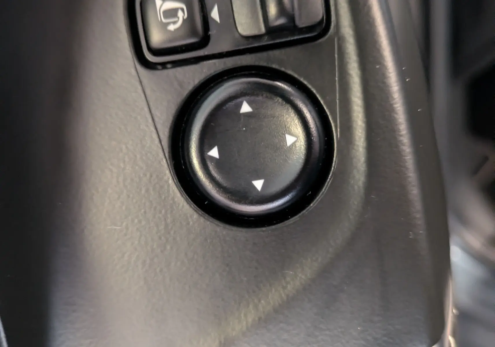 Gros plan sur les commandes de réglage des rétroviseurs intérieurs du Renault Kadjar gris 2017, version Intens.