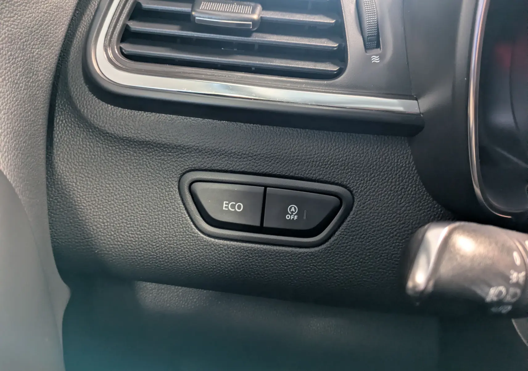 Boutons ECO et arrêt du système start-stop sur le tableau de bord noir du Renault Kadjar 1.5 DCI 110 Intens 2017.