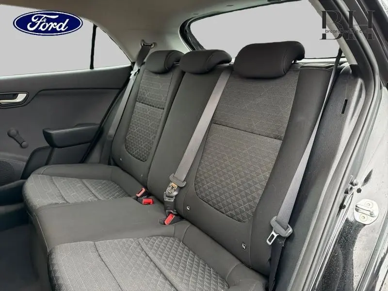 Vue intérieure côté droit de la banquette arrière en tissu gris d'une KIA RIO 1.2 MPi 84ch Active noire de 2018.