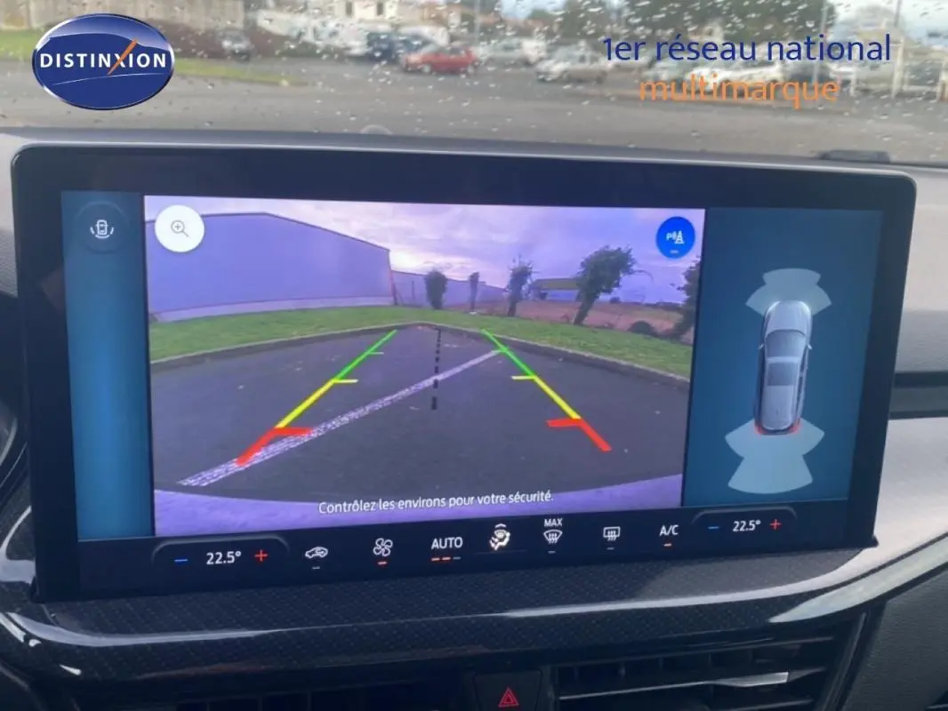 Écran tactile intérieur de la Ford Focus 1.5 EcoBlue 2024 montrant la caméra de recul avec guidage coloré.