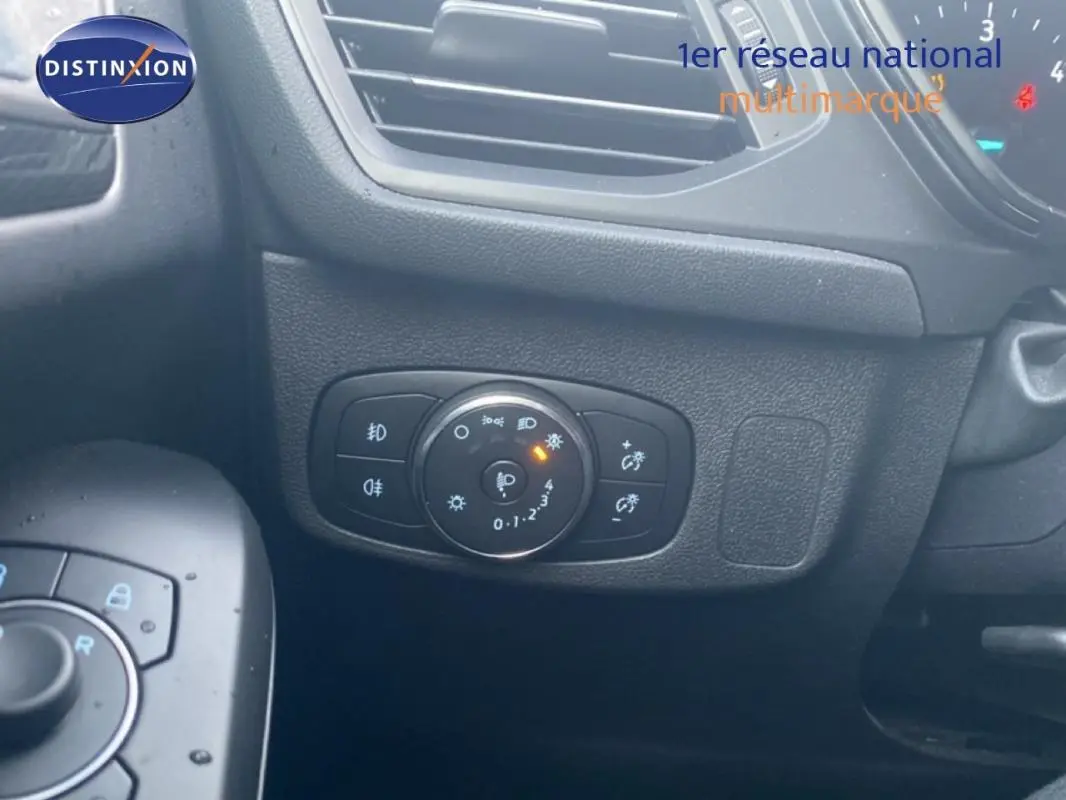 Gros plan sur le panneau de commande des phares et rétroviseurs intérieurs du Ford Focus gris foncé 2024.