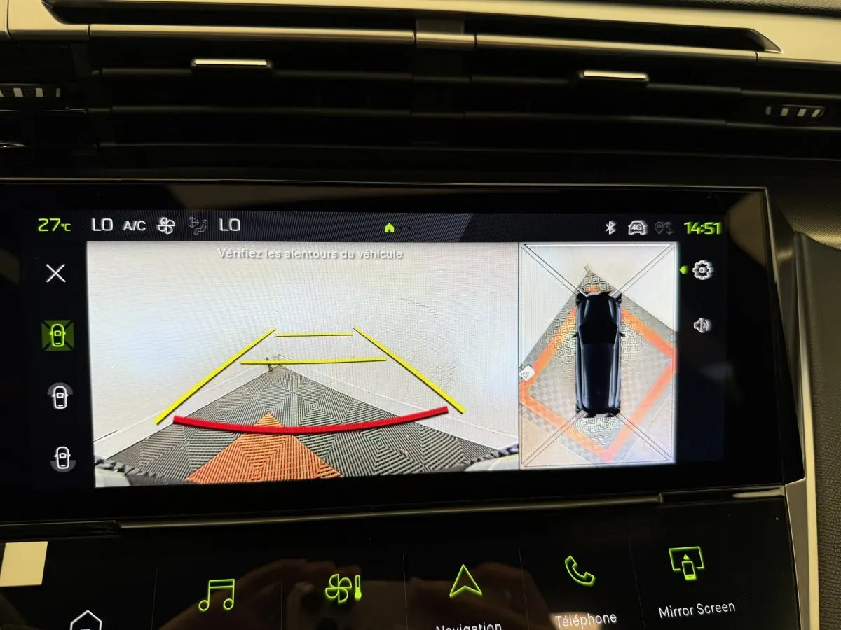 Écran tactile intérieur montrant l’aide au stationnement arrière avec vue 360° d’une Peugeot 308 Hybrid gris foncé.