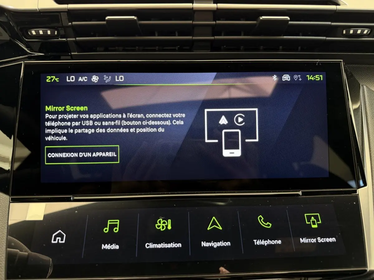 Écran tactile central du tableau de bord du Peugeot 308 Hybrid gris foncé, affichant le menu Mirror Screen.