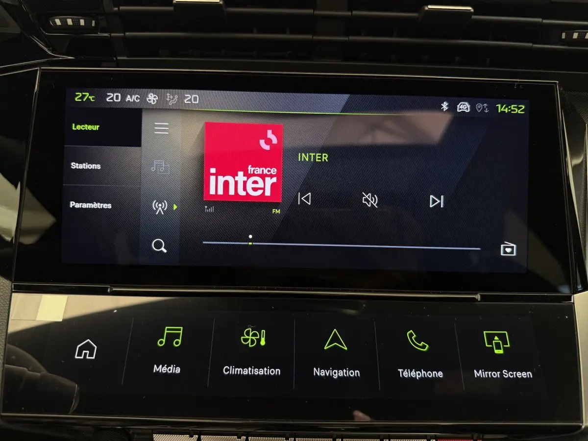 Écran tactile central du tableau de bord du Peugeot 308 Hybrid 136 e-DCS6 GT 2024 affichant la radio France Inter.