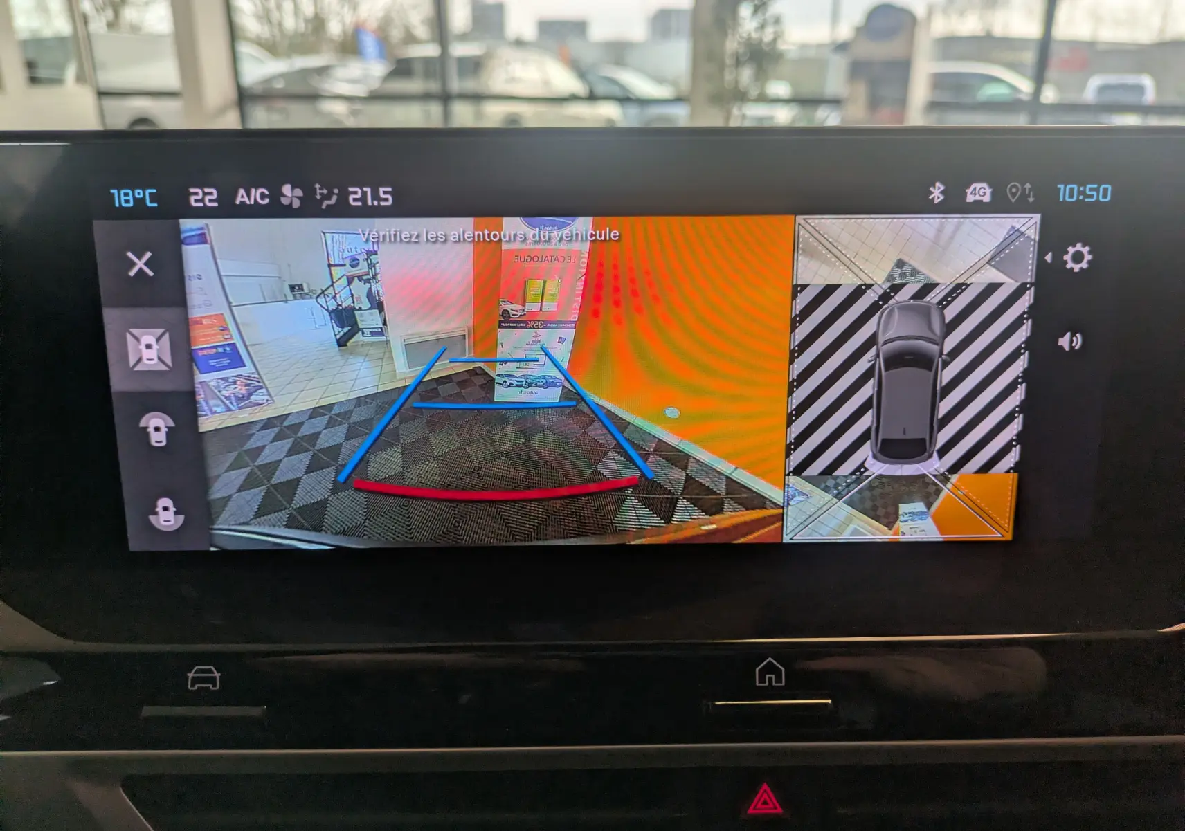 Écran tactile du système multimédia montrant la caméra de recul et la vue 360° du Citroën C4 bleu Eclipse.