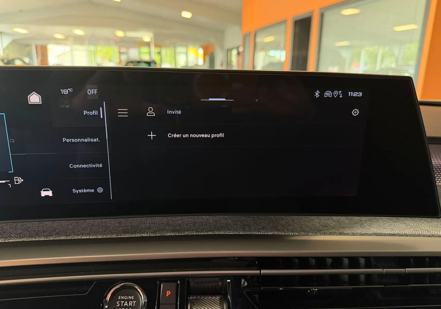 Écran tactile HD 21’’ du Peugeot 5008 Hybrid 145 e-DCS6 GT, vue intérieure centrée sur la console de bord.