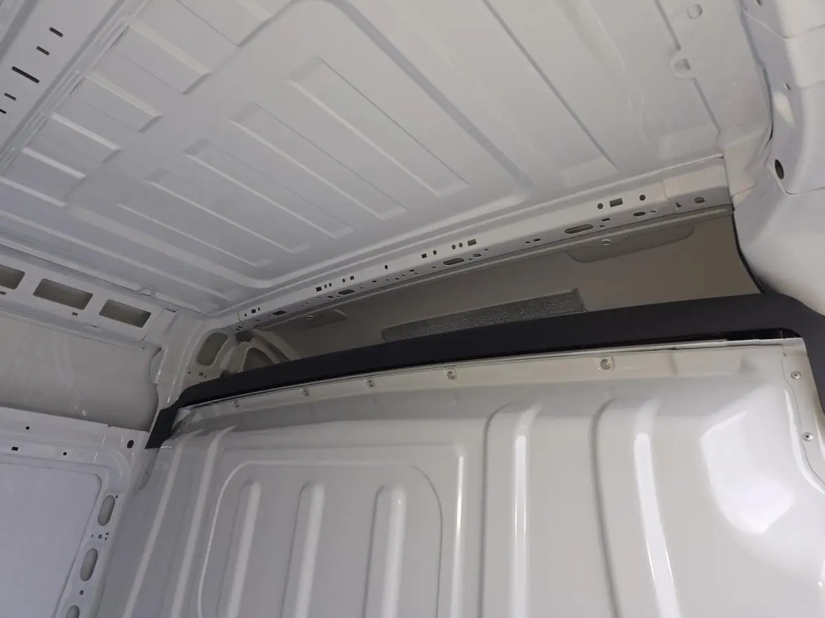 Vue intérieure du plafond et cloison tôlée blanche du Peugeot Boxer Fourgon 2025, soulignant l'espace de chargement.