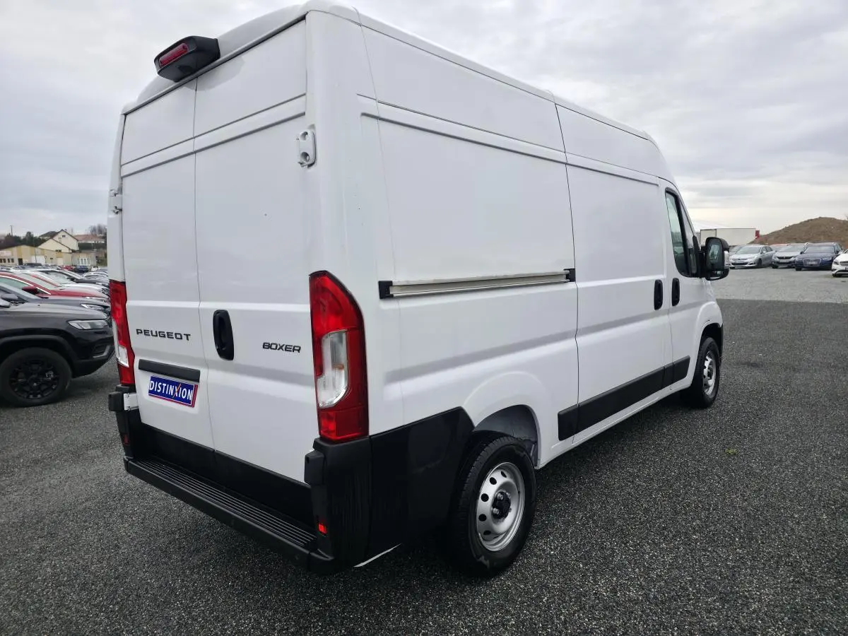 Peugeot Boxer Fourgon blanc vu en 3/4 arrière droit, avec portes arrière tôlées et jantes acier 15 pouces.