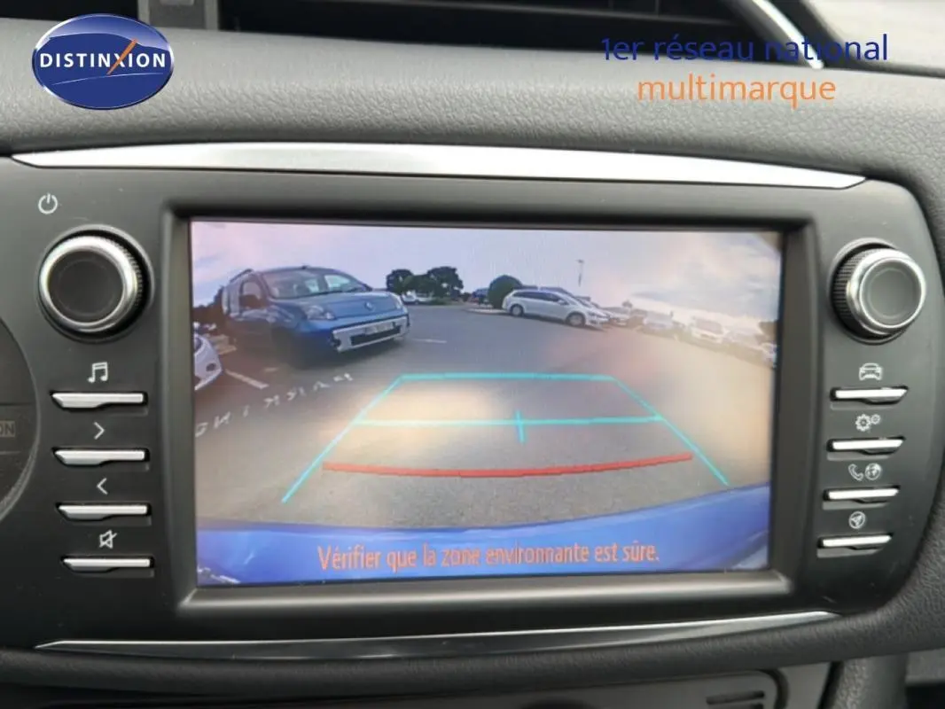Vue caméra de recul montrant l'arrière bleu foncé de la Toyota Yaris MC2 69 VVT-i Design en stationnement.