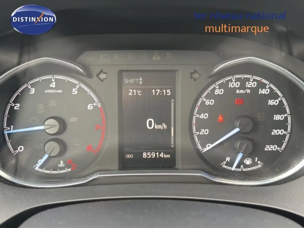 Tableau de bord de Toyota Yaris MC2 69 VVT-i 2018, affichage digital au centre avec compte-tours et vitesse analogiques.