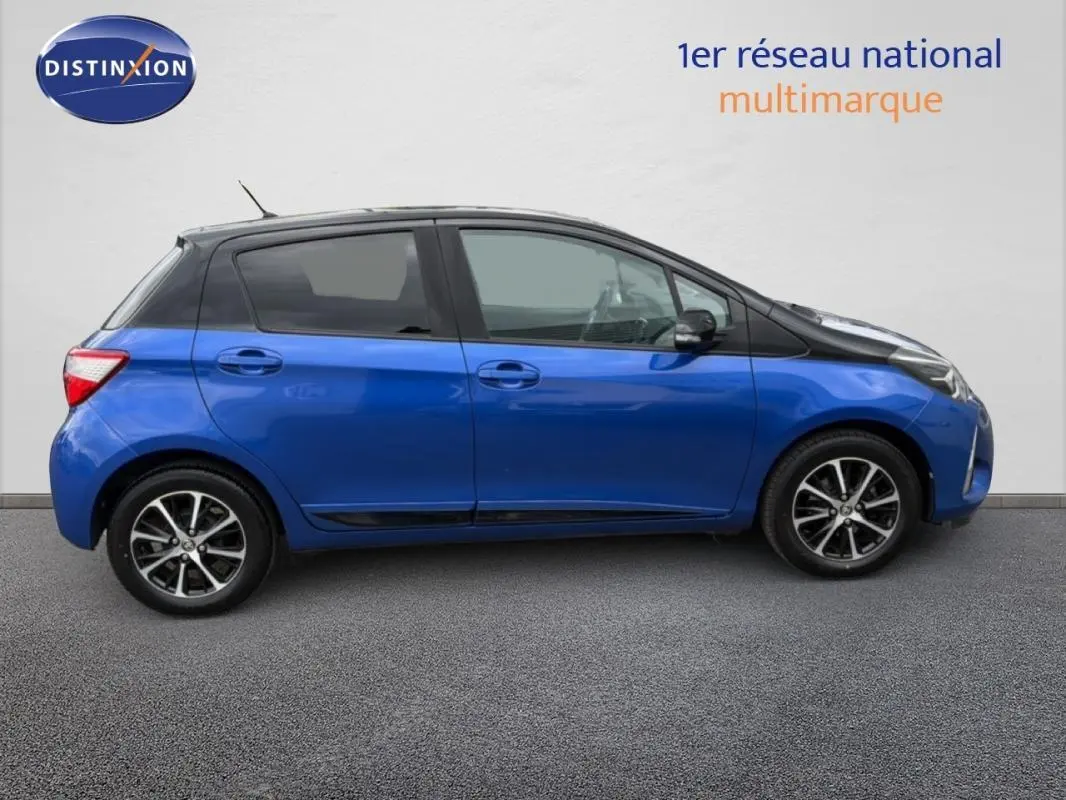 Profil droit d'une Toyota Yaris MC2 69 VVT-i Design bleu foncé avec jantes alliage et vitres teintées.