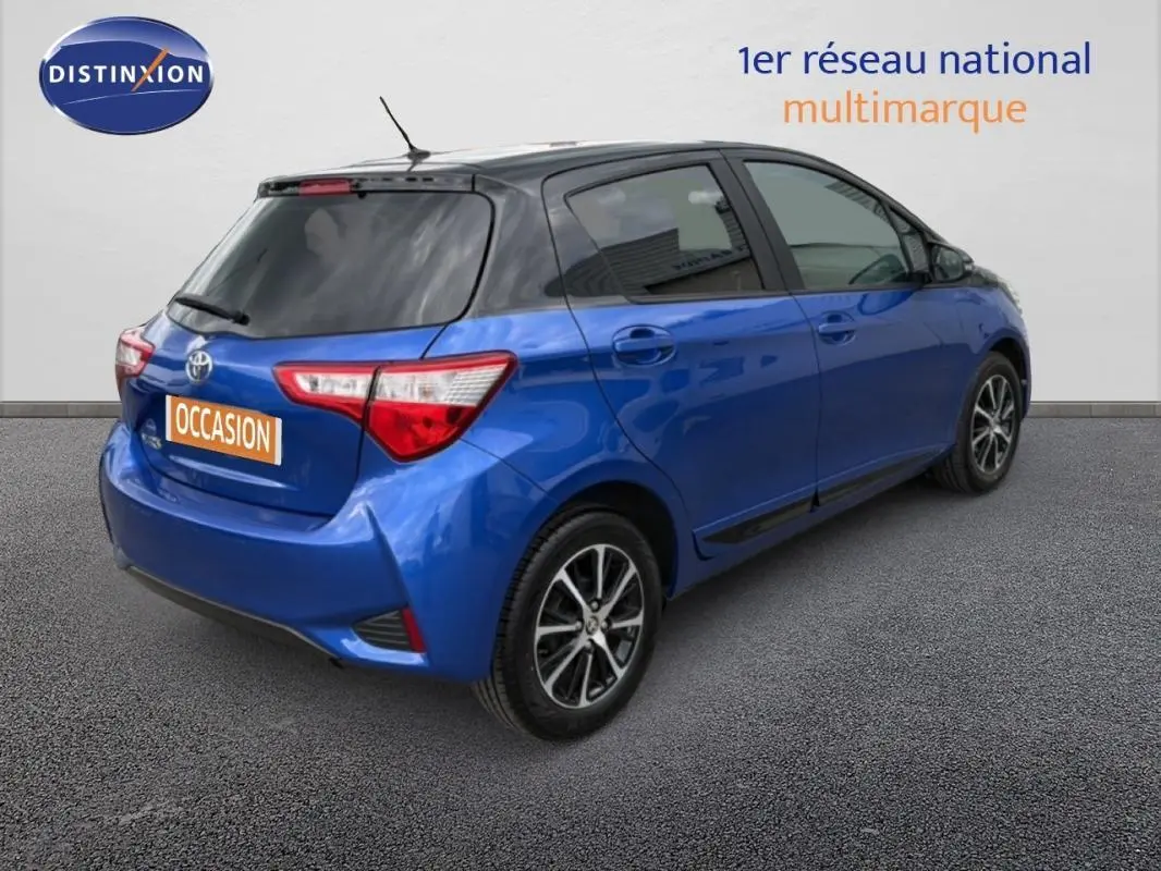 Vue 3/4 arrière droite d'une Toyota Yaris bleu foncé avec jantes alliage et vitres teintées.